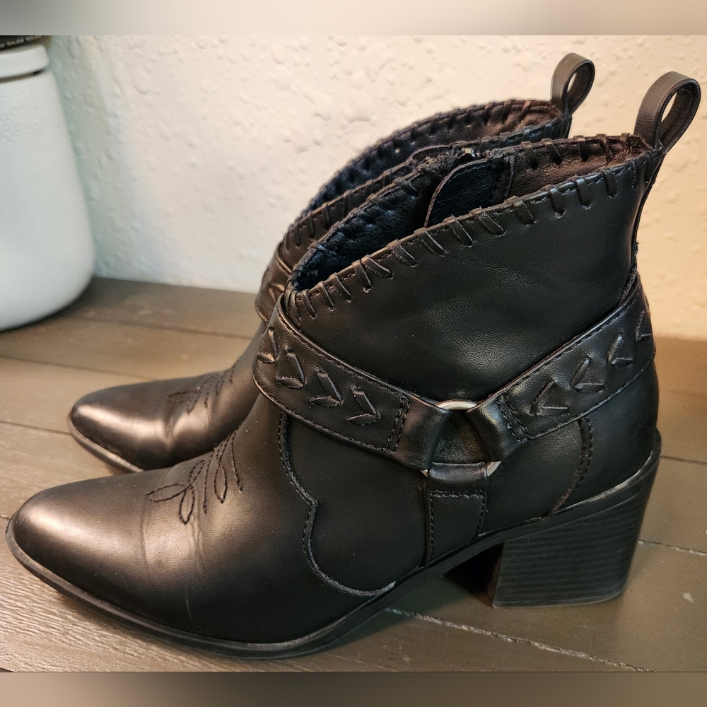 FRYE AND CO. Black Leather Ankle Boots
